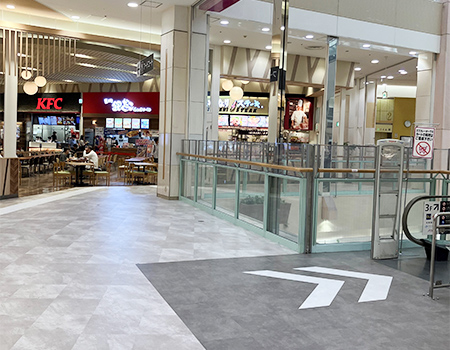 2F フードコート前