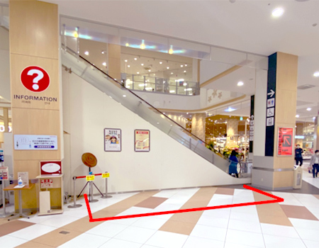 1F スターバックス前