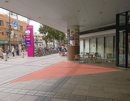 1F：駅側正面出入口 屋外