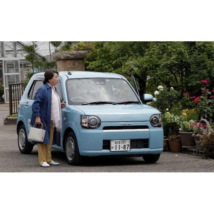 映画「ブルーヘブンを君に」劇中使用の青い車と衣装の展示