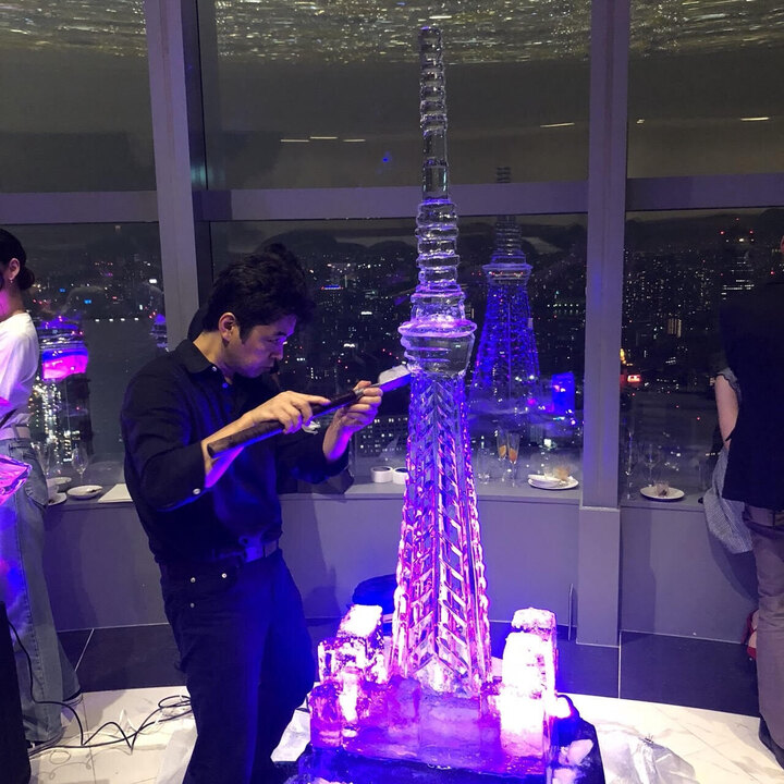 観て触れて楽しめる!氷の彫刻パフォーマンスショー