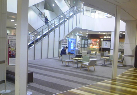 (1)1F 吹き抜け広場