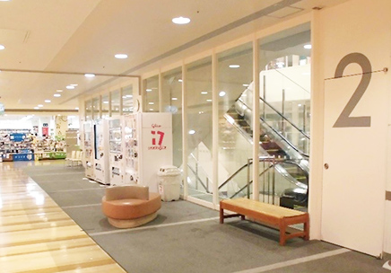 (7)2F 吹き抜けエスカレーター横
