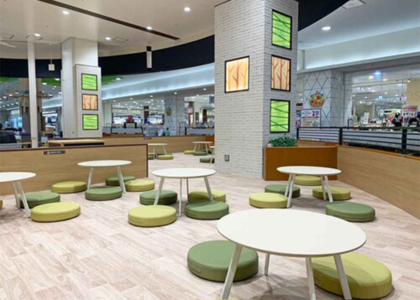 ファミリーエリア席＜お食事・休憩スペース＞