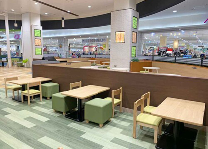 ファミリーエリア席＜お食事・休憩スペース＞