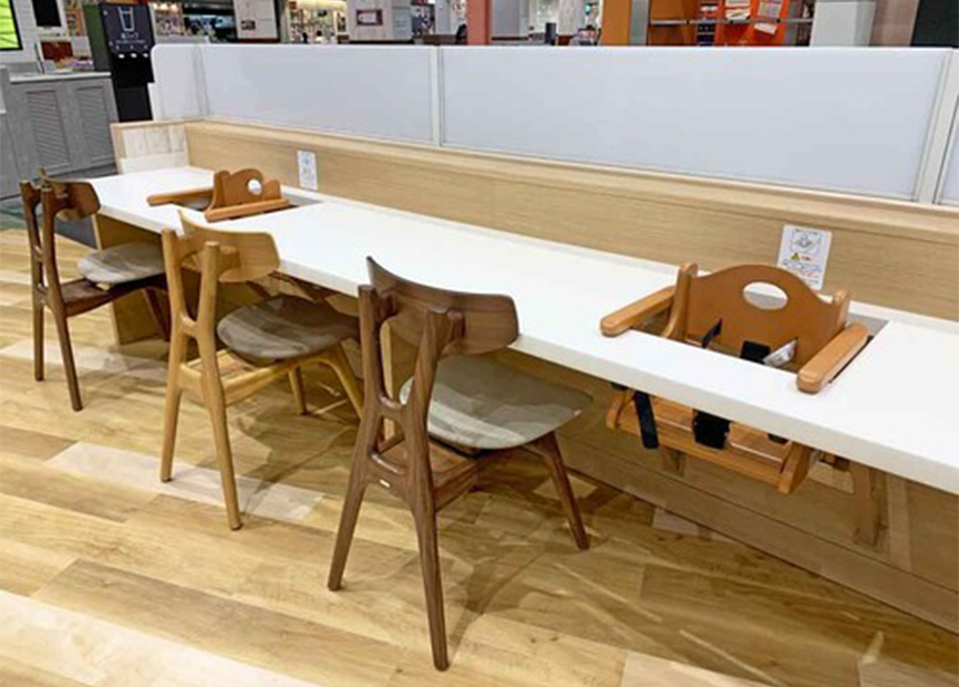 ファミリーエリア席＜お食事・休憩スペース＞