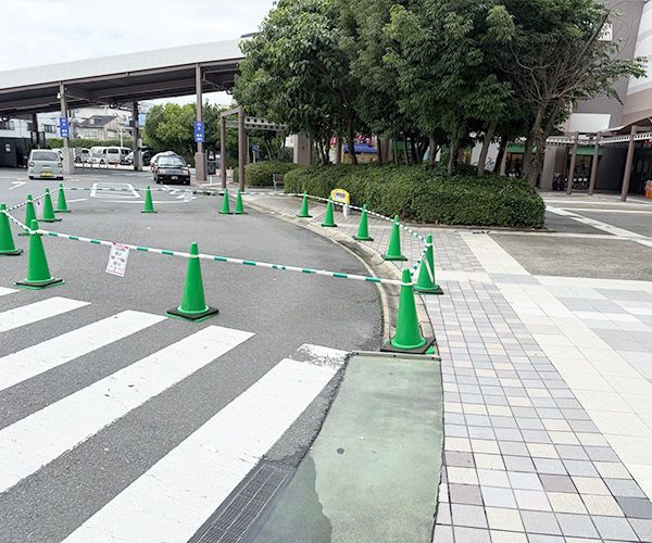 1F 中央入口前 キッチンカー