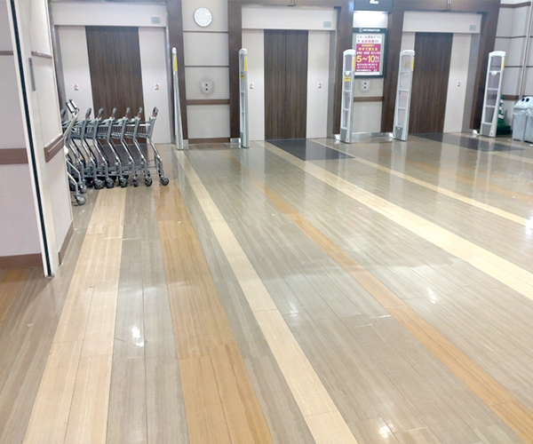 2F 中央エレベーター前