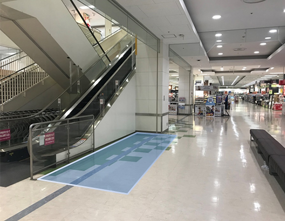1F ドコモショップ前