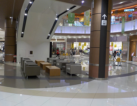 1F チューリップコート(エスカレーター下)