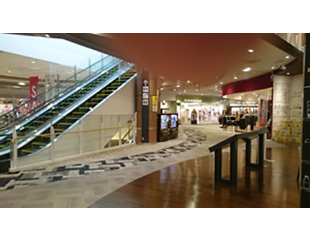 2F 中央キトキトダイニング前(フードコート)