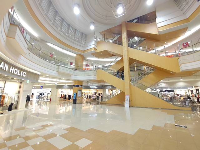 1F セントラルコート