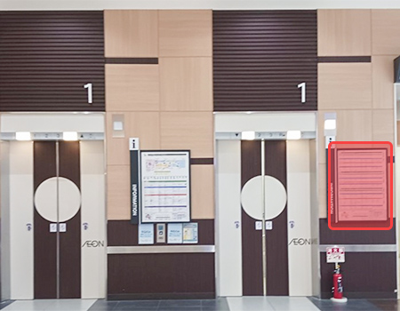 エレベーター横【B1ポスターフレーム】